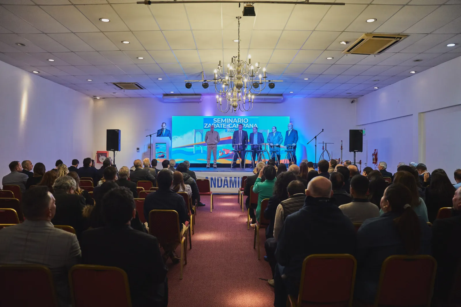 Salón completo durante la apertura del Seminario Zárate Campana