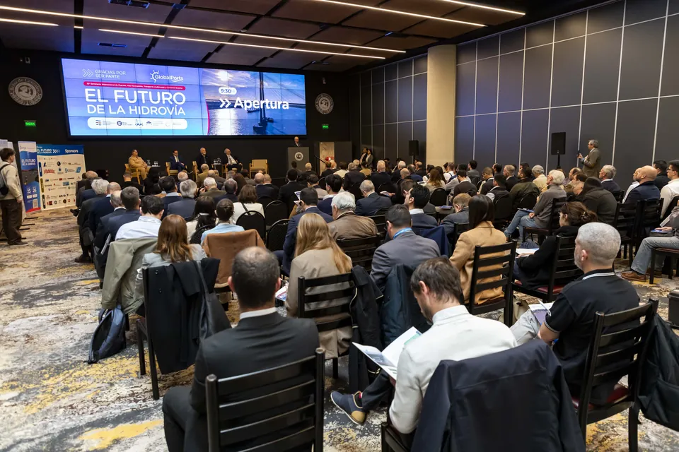 Auditorio lleno frente a la pantalla de apertura del Seminario El Futuro de la Hidrovía