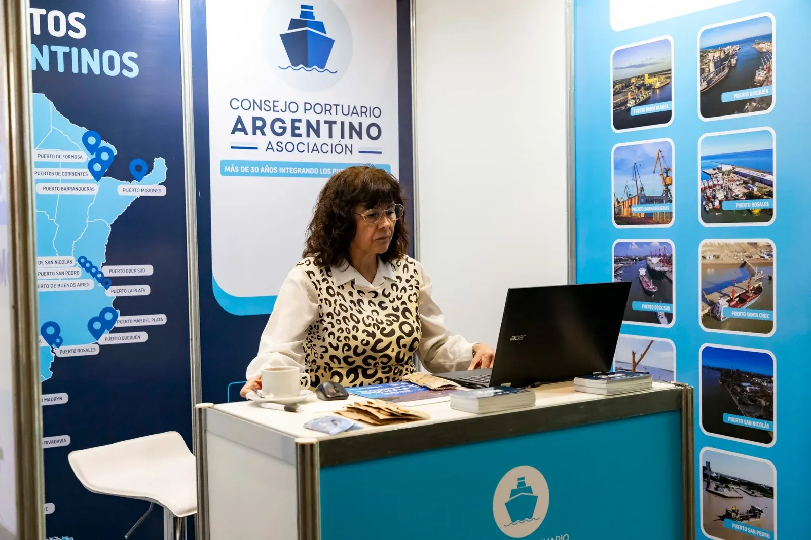 Stand del Consejo Portuario Argentino atendido durante la muestra