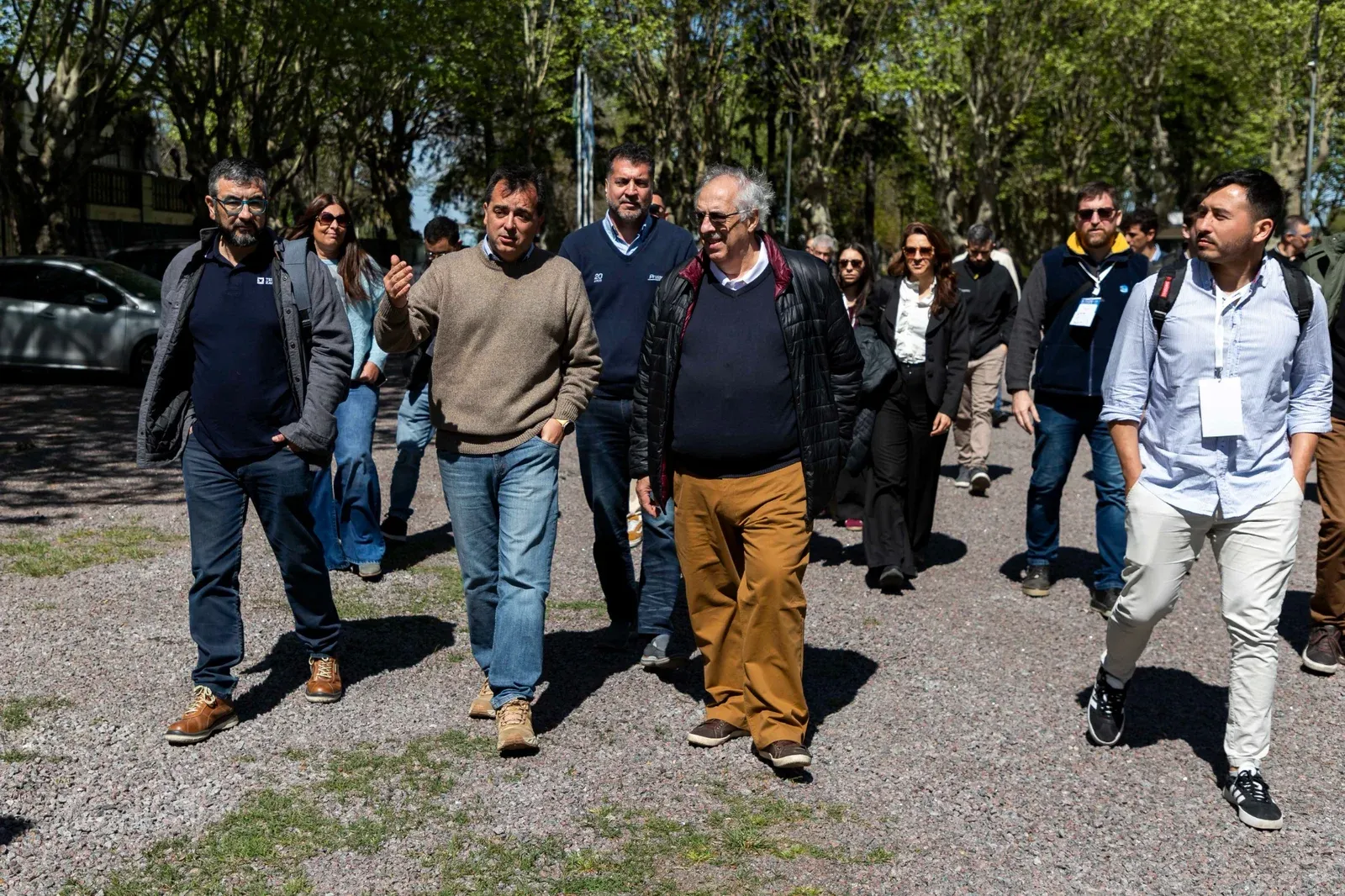 Grupo de asistentes caminando durante una visita portuaria