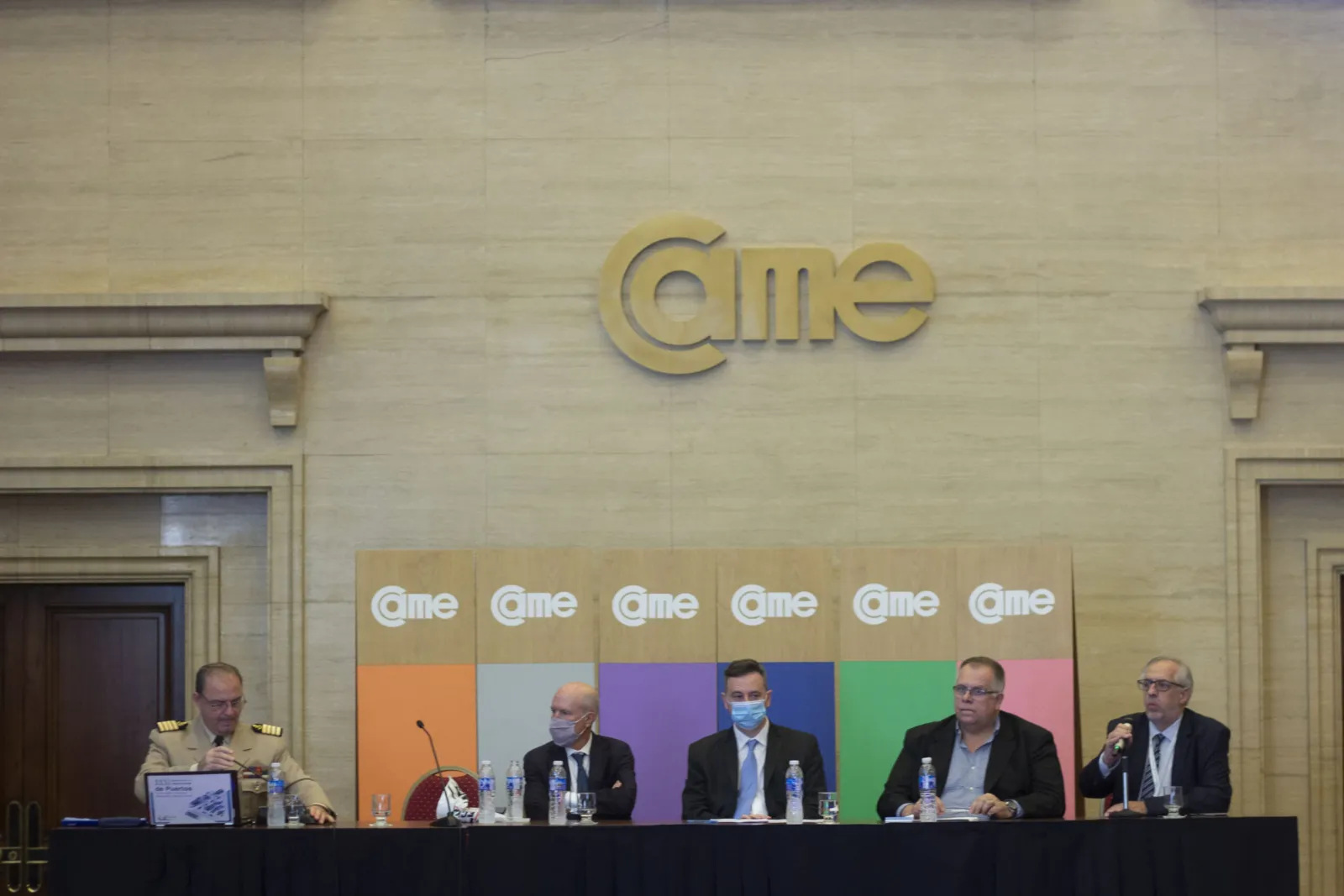 Mesa de panel y público durante una jornada en el salón de la CAME