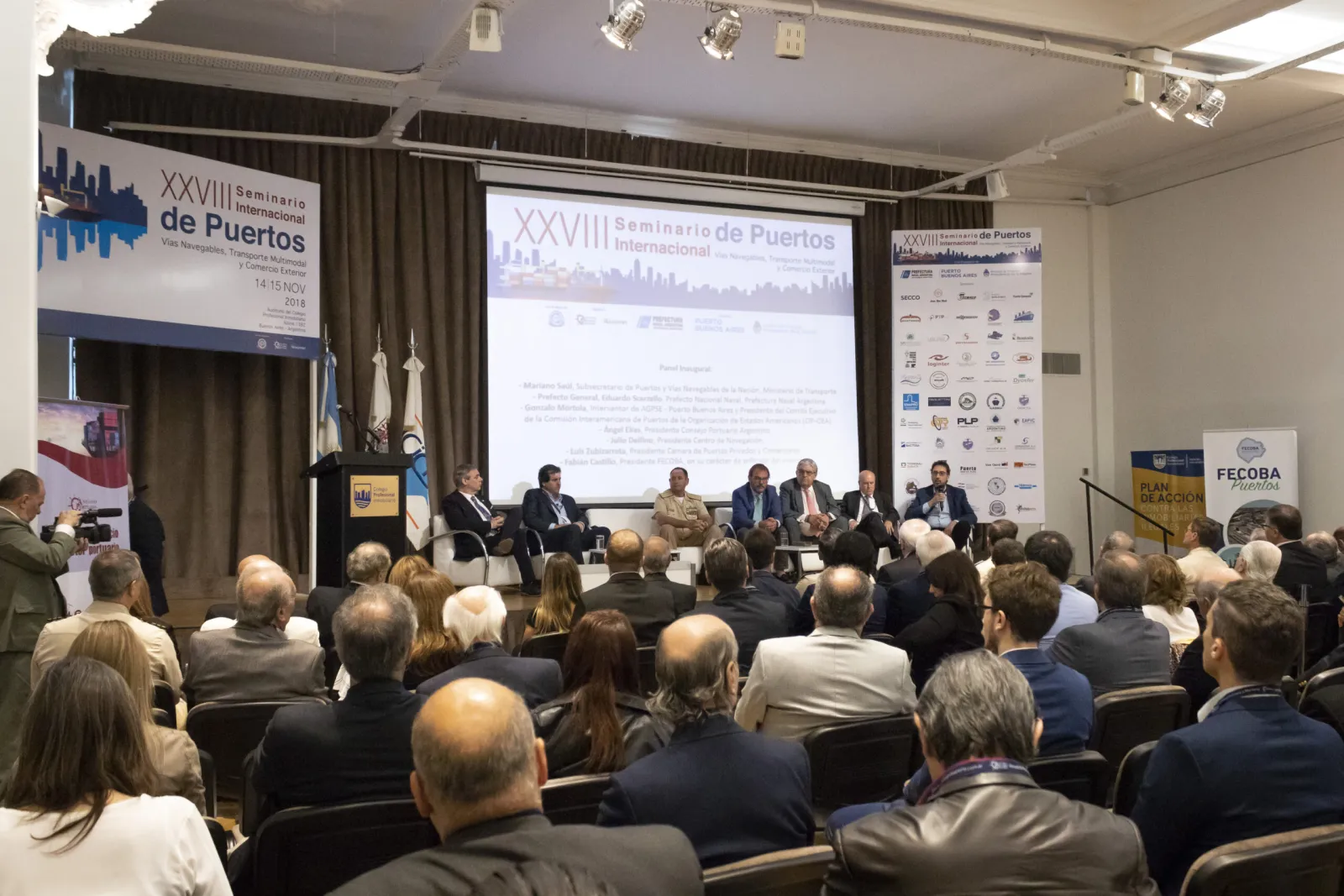 Auditorio del 28º Seminario Internacional de Puertos con el panel en el escenario